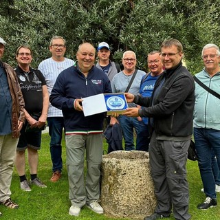 Il Motoclub Polizia di Stato di Imperia accoglie i Vigili del Fuoco di Friedrichshafen con una targa ricordo Il Motoclub Polizia di Stato di Imperia accoglie i Vigili del Fuoco di Friedrichshafen con una targa ricordo