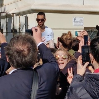 Sanremo: fan in delirio per Mahmood, il vincitore del Festival assediato per i selfie