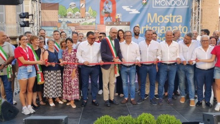 Il momento del taglio del nastro