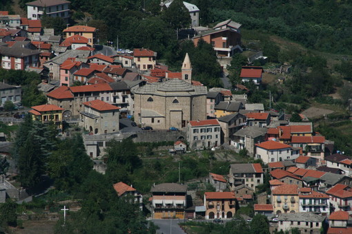 Mendatica riparte da una pizzeria, piazza Roma torna a vivere con un nuovo “centro di aggregazione” Mendatica riparte da una pizzeria, piazza Roma torna a vivere con un nuovo “centro di aggregazione”
