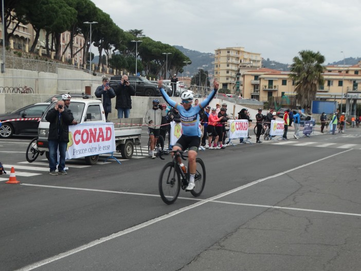 L'arrivo di Moschetta a braccia alzate sul traguardo di lungomare Vespucci