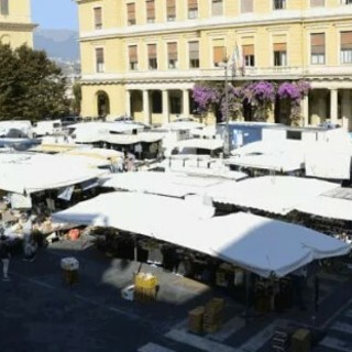 ACCADDE OGGI, 13 NOVEMBRE 1990. Porto Maurizio, svolta storica per il mercato ambulante: bancarelle trasferite da piazza Duomo a via Acquarone ACCADDE OGGI, 13 NOVEMBRE 1990. Porto Maurizio, svolta storica per il mercato ambulante: bancarelle trasferite da piazza Duomo a via Acquarone
