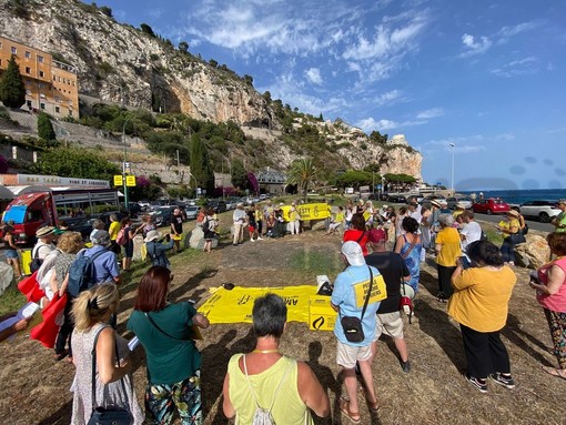 Ventimiglia: Giornata Mondiale del Rifugiato, al confine tra Italia e Francia le difficili storie dei migranti raccontate da Amnesty (foto) Ventimiglia: Giornata Mondiale del Rifugiato, al confine tra Italia e Francia le difficili storie dei migranti raccontate da Amnesty (foto)