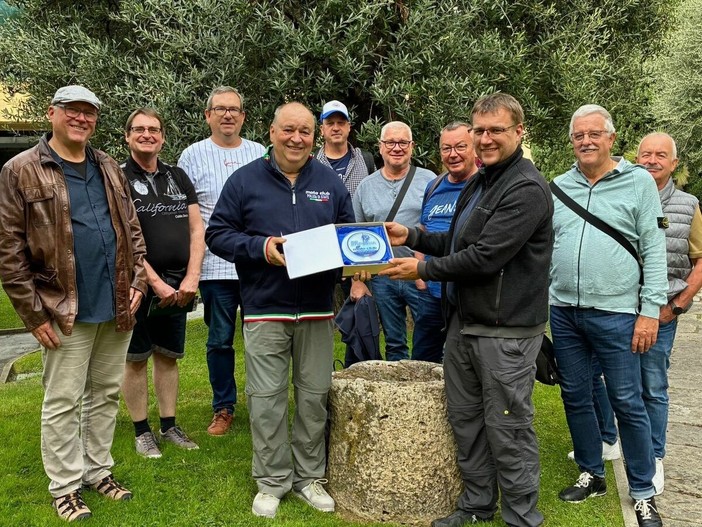 Il Motoclub Polizia di Stato di Imperia accoglie i Vigili del Fuoco di Friedrichshafen con una targa ricordo