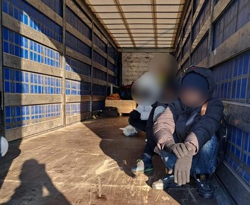 Migranti nascosti su un camion partito da Ventimiglia: scoperti dall'autista a Mondovì Migranti nascosti su un camion partito da Ventimiglia: scoperti dall'autista a Mondovì