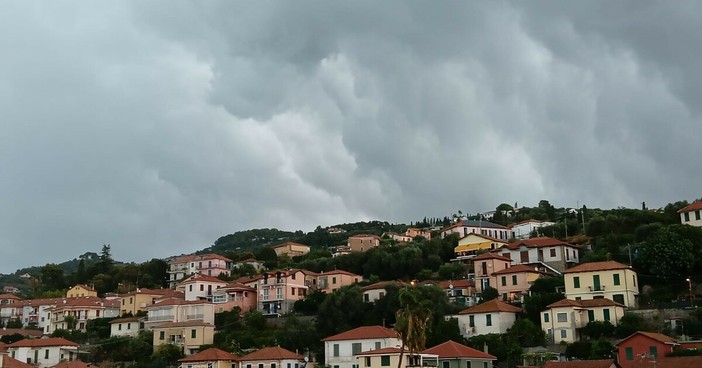 VIDEONOTIZIA. La microcella si forma su Imperia: pochi istanti prima del temporale