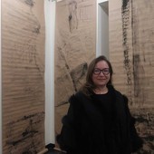 Architetture, nudi e xilografie: l'arte di Hellory Ponte alla Galleria Rondò