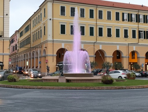 Mese della Lilt, la fontana di piazza Dante a Imperia si colora di rosa