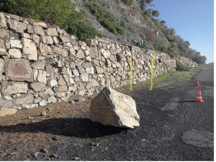 Grosso masso precipita sull'Incompiuta, provvidenziale la decisione del Comune di Diano Marina di chiuderla Grosso masso precipita sull'Incompiuta, provvidenziale la decisione del Comune di Diano Marina di chiuderla