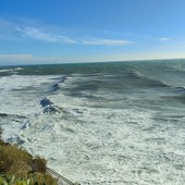 Dopo le piogge ecco la forza del vento: raffiche per ora a 80 km/h sulla costa, preoccupa il mare (foto e video)