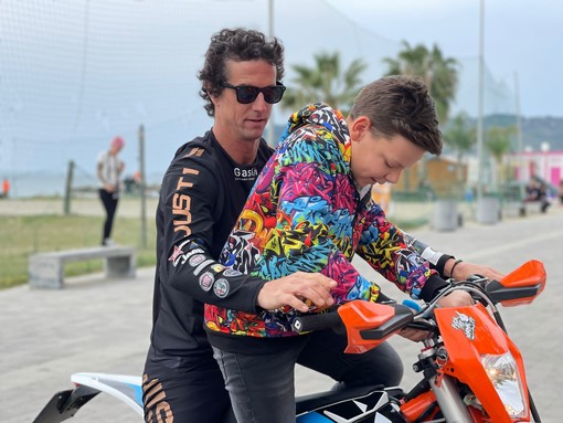 Mototerapia, decine di bambini con il campione di motocross e freestyle Vanni Oddera Mototerapia, decine di bambini con il campione di motocross e freestyle Vanni Oddera