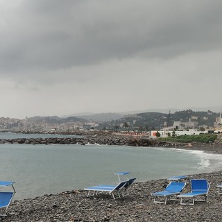 Le vacanze estive 2025 messe a dura prova dal maltempo: un duro colpo per il turismo in Riviera