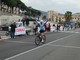 L'arrivo di Moschetta a braccia alzate sul traguardo di lungomare Vespucci