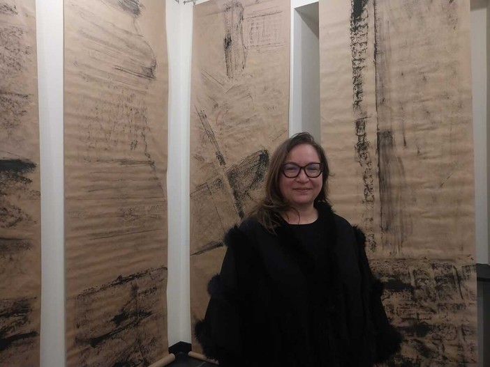 Architetture, nudi e xilografie: l'arte di Hellory Ponte alla Galleria Rondò