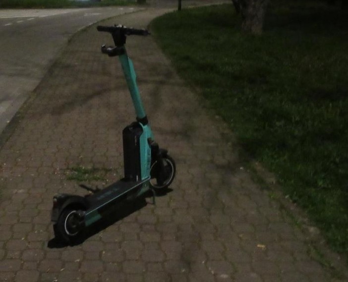 In monopattino di notte su Capo Berta, un pericolo per auto e moto In monopattino di notte su Capo Berta, un pericolo per auto e moto