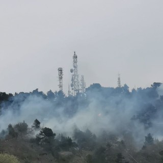Cervo, boscaglia in fiamme al confine con la provincia di Savona: incendio alimentato dal forte vento (foto)