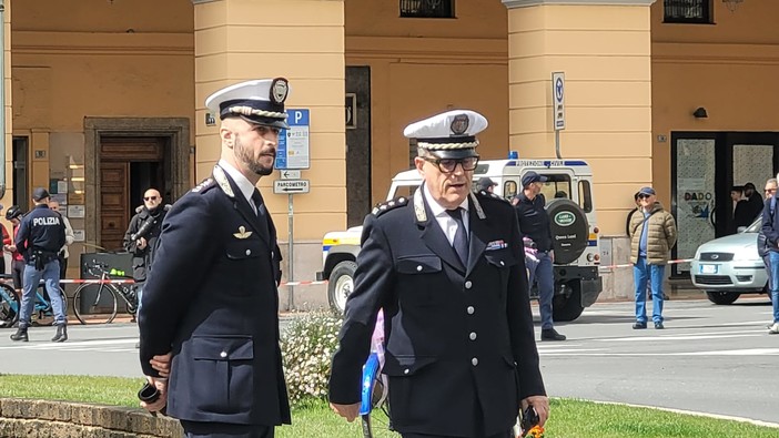 A sinistra il comandante Moriano, a destra Magaglio ai saluti