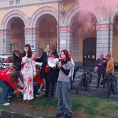 Flash mob in piazza Dante contro la violenza di genere: "È un ciclo che va spezzato" (video) Flash mob in piazza Dante contro la violenza di genere: "È un ciclo che va spezzato" (video)