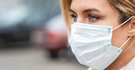 Mascherine ancora obbligatorie per trasporti, ospedali, cinema ed eventi al chiuso: il Governo insiste per la proroga della misura Mascherine ancora obbligatorie per trasporti, ospedali, cinema ed eventi al chiuso: il Governo insiste per la proroga della misura