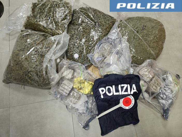 Soffiata al 112 fa scoprire laboratorio di marijuana in casa: in manette un uomo a Imperia