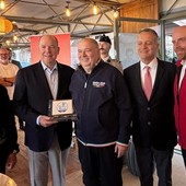 Il Motoclub della Polizia di Stato di Imperia ospite d’onore a Monaco: Mamino consegna una targa al Principe Alberto