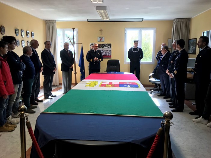 Imperia: alla capitaneria di porto, consegnata una medaglia d’onore per lunga navigazione ‘oro’ ad un marittimo imperiese Imperia: alla capitaneria di porto, consegnata una medaglia d’onore per lunga navigazione ‘oro’ ad un marittimo imperiese