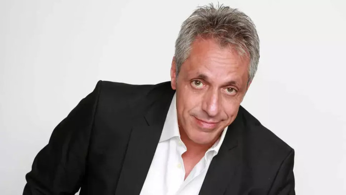 “Affetti Instabili”: Max Pisu alla rassegna teatrale del Circolo Parasio tra risate, fragilità e legami che tremano (Video)