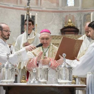 Messa crismale nella Cattedrale di Albenga presieduta dal vescovo Borghetti (Foto)