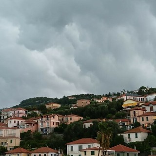 VIDEONOTIZIA. La microcella si forma su Imperia: pochi istanti prima del temporale