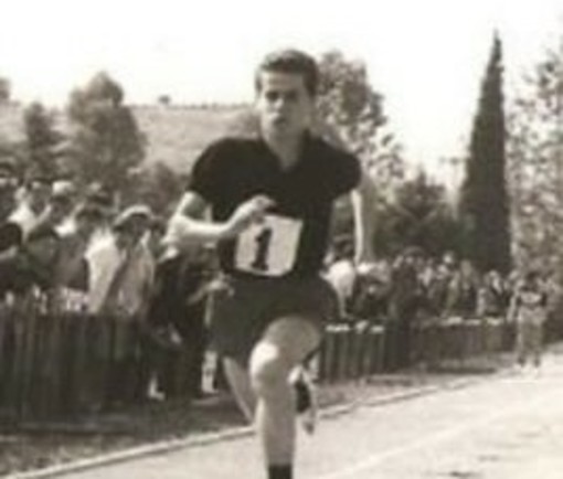 Lo riconoscete? A 17 anni già correva con il numero 1 sul petto