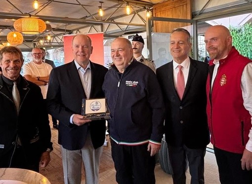 Il Motoclub della Polizia di Stato di Imperia ospite d’onore a Monaco: Mamino consegna una targa al Principe Alberto