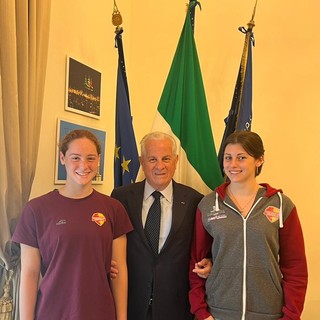 Imperia, le nuotatrici Martina Acquarone e Anna Balbis ricevute a Palazzo Civico dal sindaco Scajola