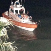 Peschereccio si schianta contro gli scogli del molo lungo di Oneglia: in salvo l’equipaggio Peschereccio si schianta contro gli scogli del molo lungo di Oneglia: in salvo l’equipaggio