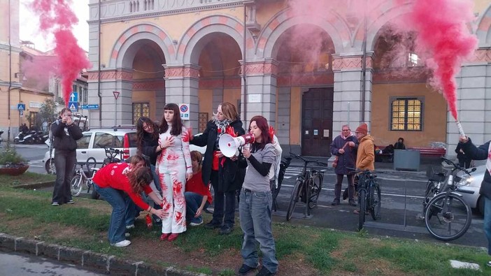 Flash mob in piazza Dante contro la violenza di genere: "È un ciclo che va spezzato" (video)