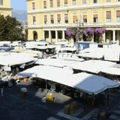 ACCADDE OGGI, 13 NOVEMBRE 1990. Porto Maurizio, svolta storica per il mercato ambulante: bancarelle trasferite da piazza Duomo a via Acquarone