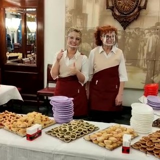 Un aperitivo segna il passaggio di proprietà del Bar Piccardo, "Ci lascerò il cuore ma la vita va avanti" (foto e video)