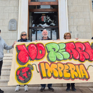 Imperia, consegnate quasi 500 firme contro il riarmo: “Il Comune si schieri per la pace”