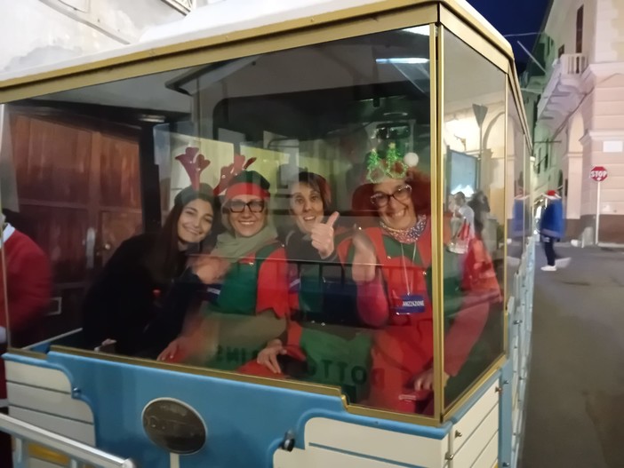 Un Natale da favola a Pontedassio con Peter Pan e il "trenino canterino" (foto)