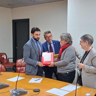 Sanità pubblica, Carla Nattero (Alleanza Verdi Sinistra) consegna la petizione in Regione