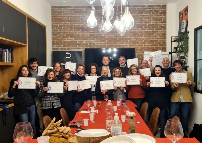 Un brindisi ai nuovi sommelier: concluso il corso ASPI alla Torrefazione Brasiliana Un brindisi ai nuovi sommelier: concluso il corso ASPI alla Torrefazione Brasiliana