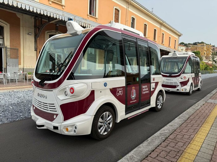 Navette autonome, Bracco (Pd): "Solo 230 passeggeri durante le Vele d’Epoca, un servizio da oltre 5 milioni di euro" Navette autonome, Bracco (Pd): "Solo 230 passeggeri durante le Vele d’Epoca, un servizio da oltre 5 milioni di euro"