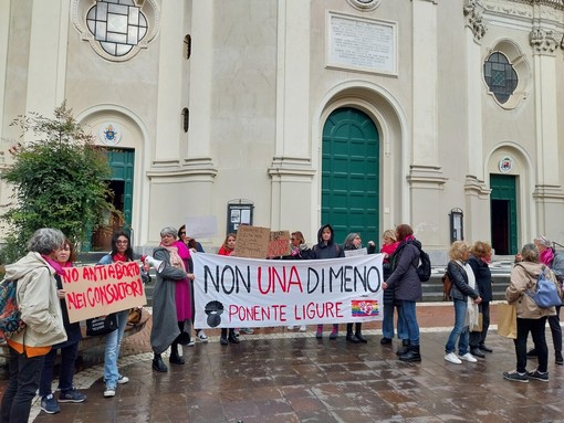 Imperia, flash mob di "Non una di meno": "Per dire no agli antiabortisti nei consultori" (foto e video) Imperia, flash mob di "Non una di meno": "Per dire no agli antiabortisti nei consultori" (foto e video)