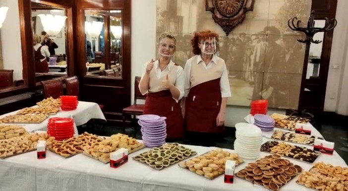 Un aperitivo segna il passaggio di proprietà del Bar Piccardo, "Ci lascerò il cuore ma la vita va avanti" (foto e video)