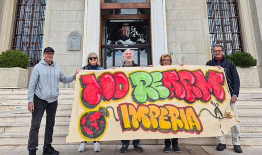 Imperia, consegnate quasi 500 firme contro il riarmo: “Il Comune si schieri per la pace”