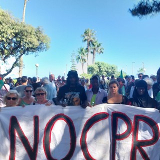 &quot;I Cpr luoghi di tortura&quot;, Ilaria Salis al corteo contro il centro di rimpatrio alla Camandone