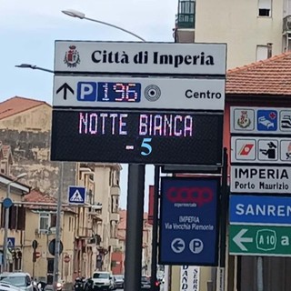 I pannelli e i totem di Imperia scandiscono l’attesa, scatta il countdown per la Notte Bianca del 22 agosto