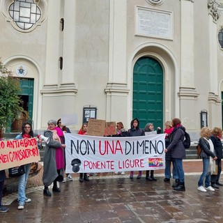 Imperia, flash mob di "Non una di meno": "Per dire no agli antiabortisti nei consultori" (foto e video) Imperia, flash mob di "Non una di meno": "Per dire no agli antiabortisti nei consultori" (foto e video)