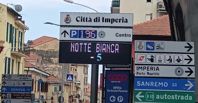 I pannelli e i totem di Imperia scandiscono l’attesa, scatta il countdown per la Notte Bianca del 22 agosto
