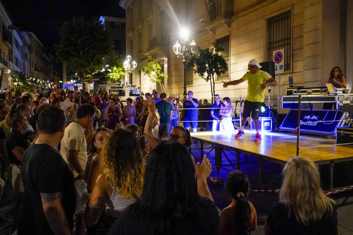 “Notte Bianca” a tutta musica, dodici location per ballare, cantare e divertirsi “Notte Bianca” a tutta musica, dodici location per ballare, cantare e divertirsi
