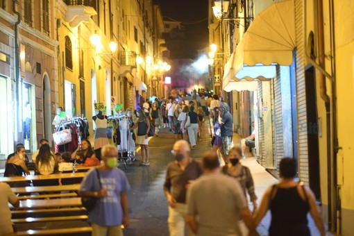 Imperia, Notte bianca di Porto Maurizio: stop alla vendita di bevande in bottiglie e bicchieri di vetro. Come cambia la viabilità